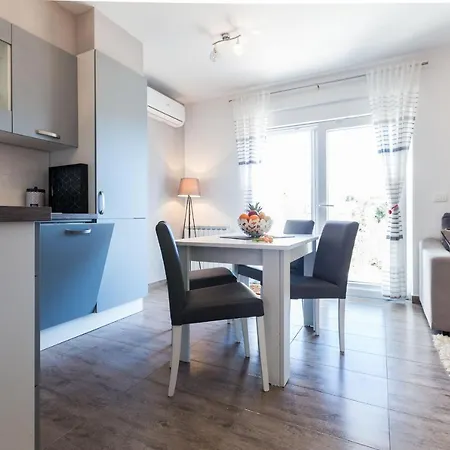 Udica With Terace, Garage Apartman